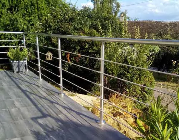 barriere de terrasse a 5 barres horizontales moderne en inox brossé